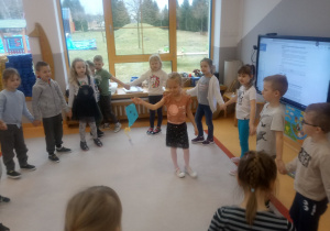 dzieci śpiewają piosenkę z latawcem